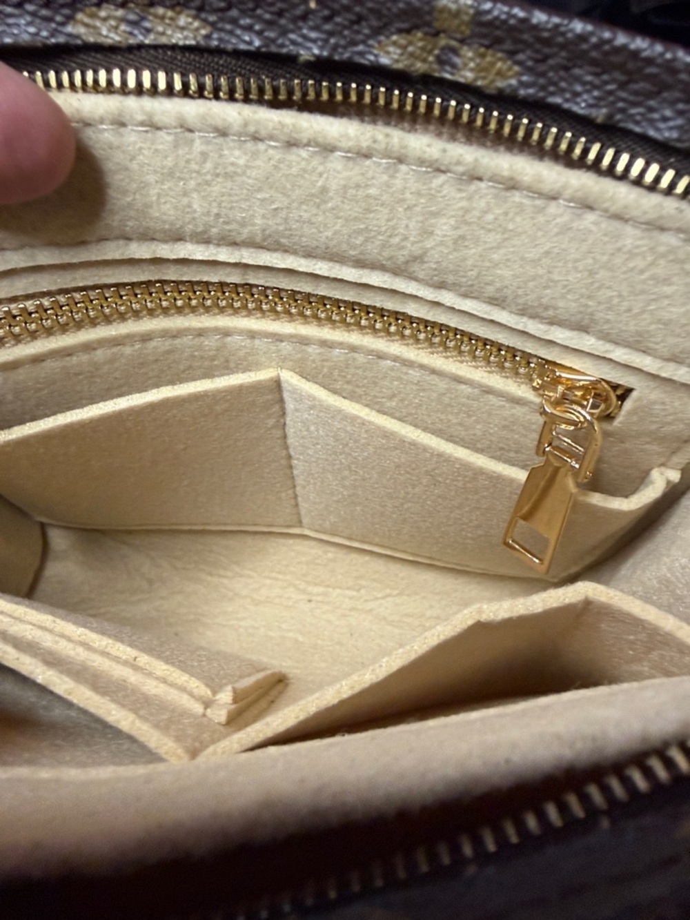 Louis Vuitton Monogram Pochette Toiletry 19 w/crossbody chain and felt insert - Picture 5 of 15